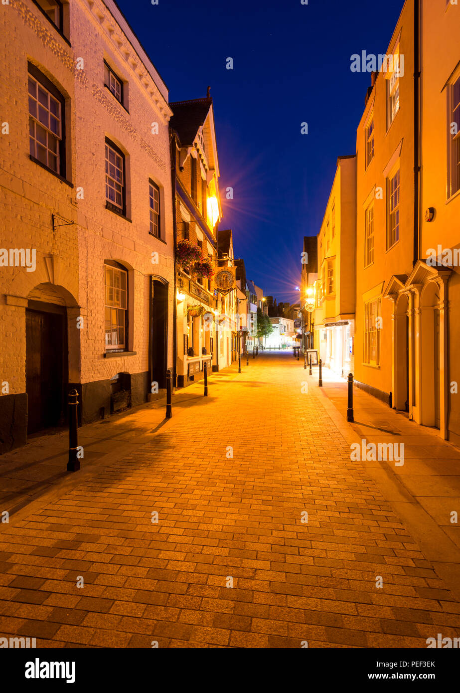 Miglior Lane, una tranquilla strada laterale al tramonto nella storica città di Canterbury center. Foto Stock