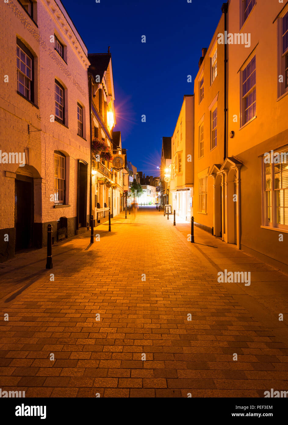 Miglior Lane, una tranquilla strada laterale al tramonto nella storica città di Canterbury center. Foto Stock