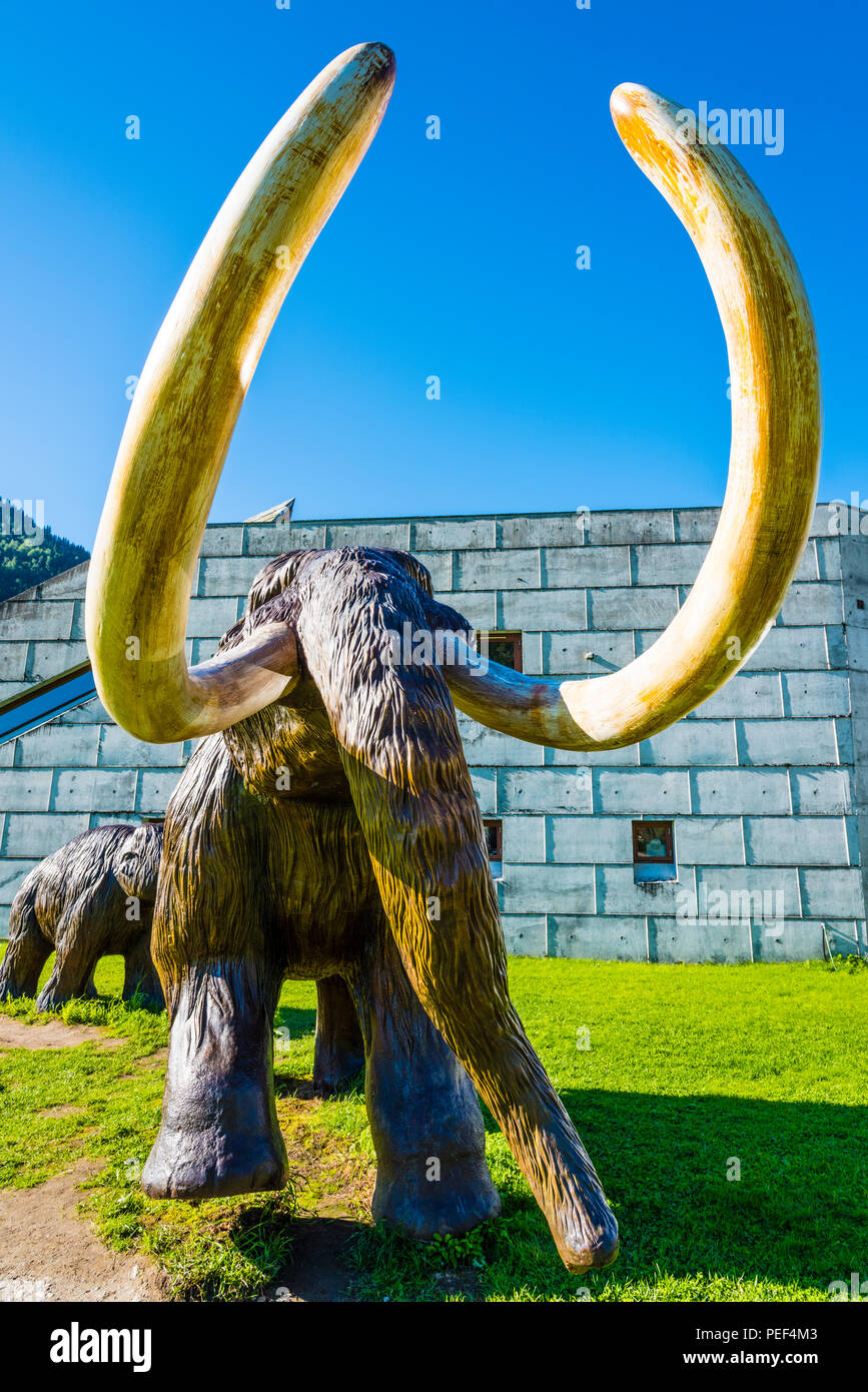 Mammoth di fronte del ghiacciaio norvegese Museum, Norsk Bremuseum, in Fjaerland, Sogn og Fjordane. Foto Stock