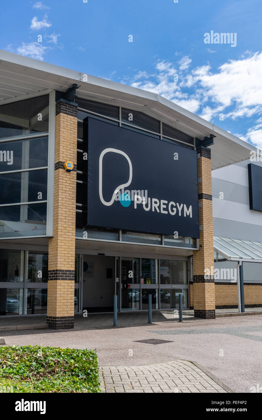 La facciata anteriore e ingresso di un Puregym senza fronzoli palestra nel sud dell'Inghilterra, Regno Unito Foto Stock