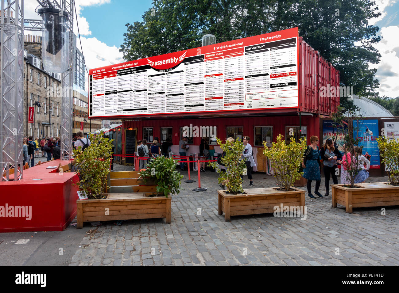 I pop-up di montaggio Box office, elencando tutti i Edinburgh Festival Fringe venue e mostra gestito dal gruppo, all'angolo di George Street nella città cen Foto Stock