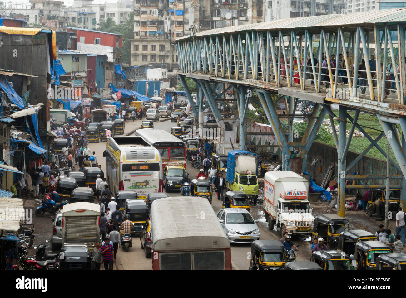 Il traffico intenso in scena con Bandra skywalk passerella pedonale sopra alla strada della stazione, Mumbai, India Foto Stock