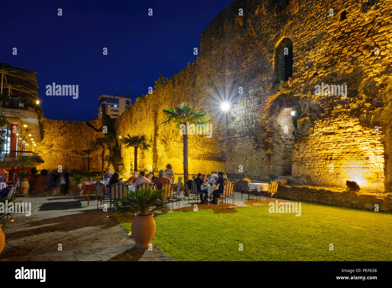 Ristorante Real Scampini, muro di fortificazione, night shot, Elbasan, Albania Foto Stock