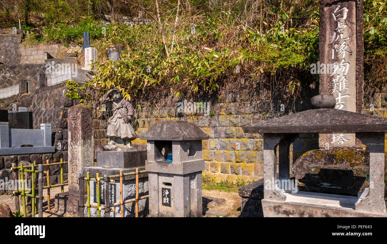 AIZUWAKAMATSU, Giappone - 21 Aprile 2018: il luogo di sepoltura di Byakkutai (White Tiger Force) a Mt. Iimori, giovani samurai adolescenti che hanno combattuto e impegnata su Foto Stock