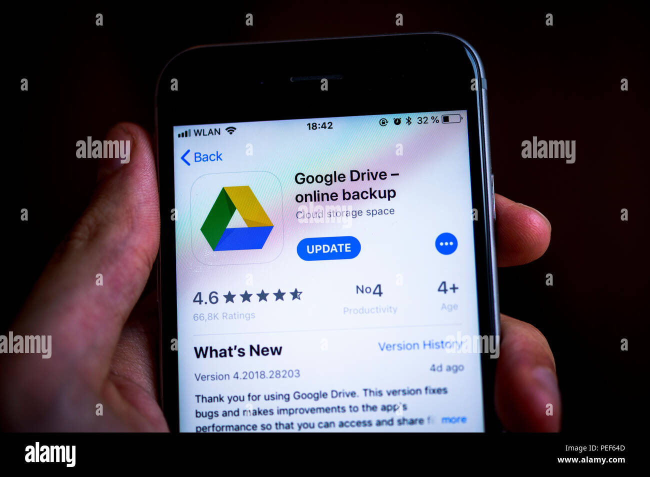 Mano che tiene un iPhone visualizzazione unità di Google app, Cloud storage, nell'app Apple Store, App, display, iPhone, iOS Foto Stock