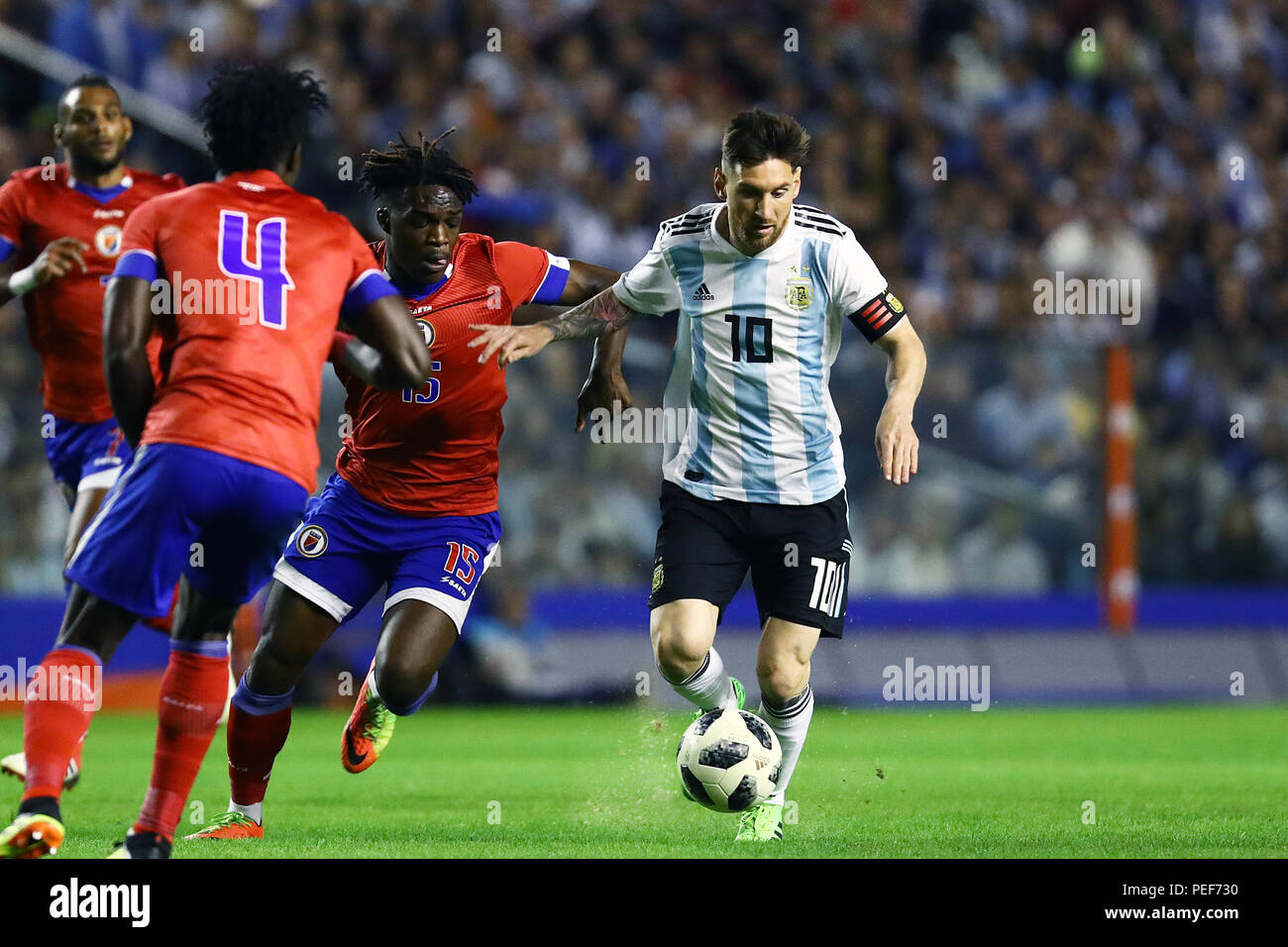 BUENOS AIRES, Argentina - Maggio 2018: Lionel Messi passando la difesa di Haiti Foto Stock