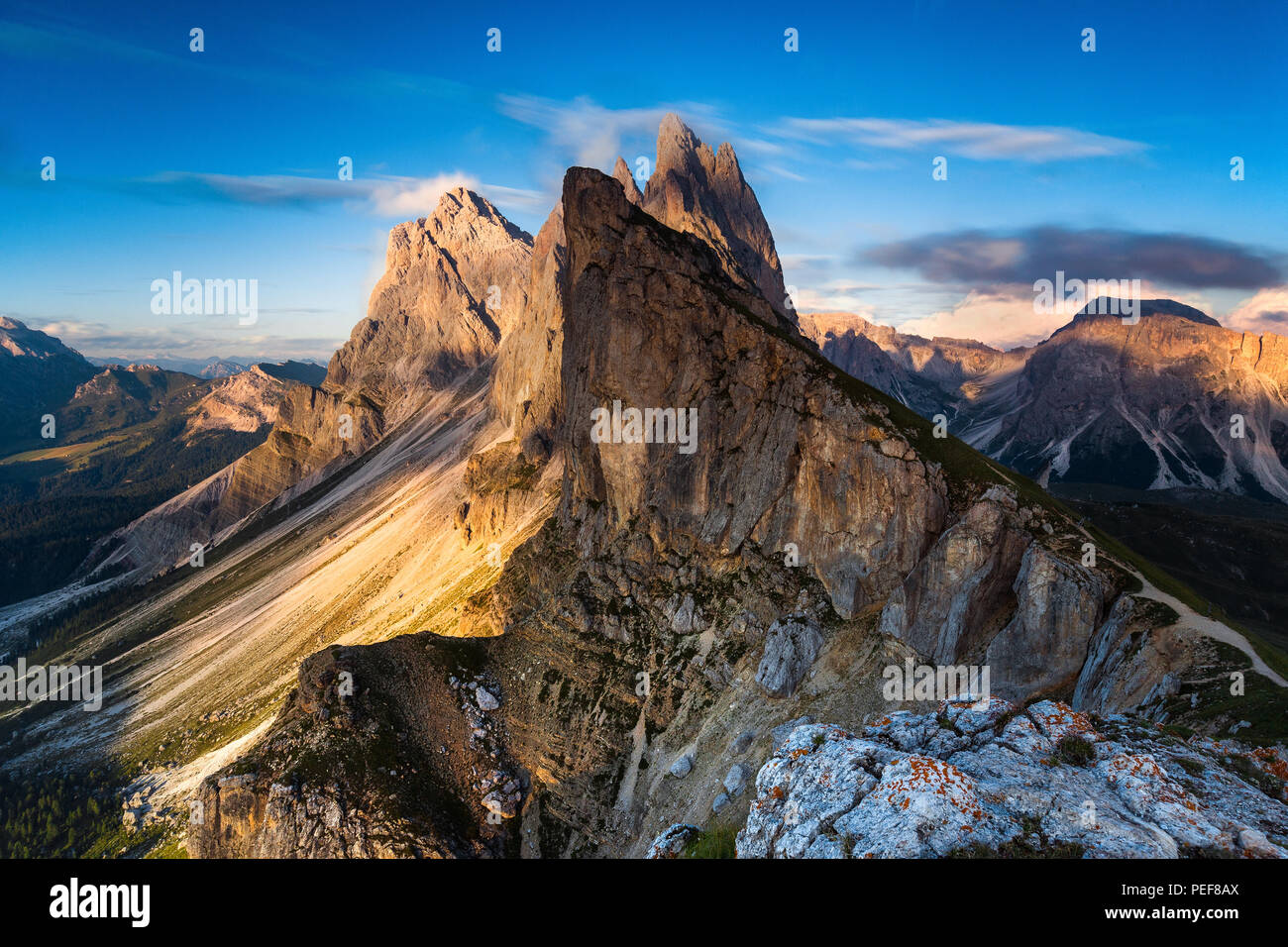 La luce del sole sulle Odle gruppo montuoso. Forcella Pana. Il Gardena Dolomiti. Parco Naturale Puez-Odle. Ortisei. Alpi italiane. L'Europa. Foto Stock