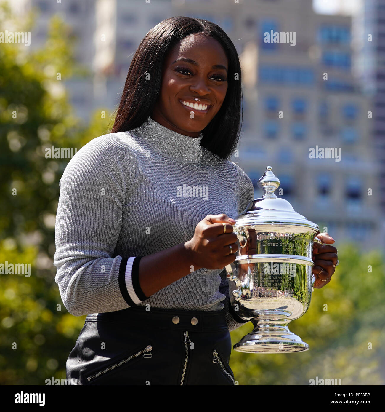 US Open 2017 champion Sloane Stephens degli Stati Uniti in posa con noi Trofeo Open a Central Park Foto Stock