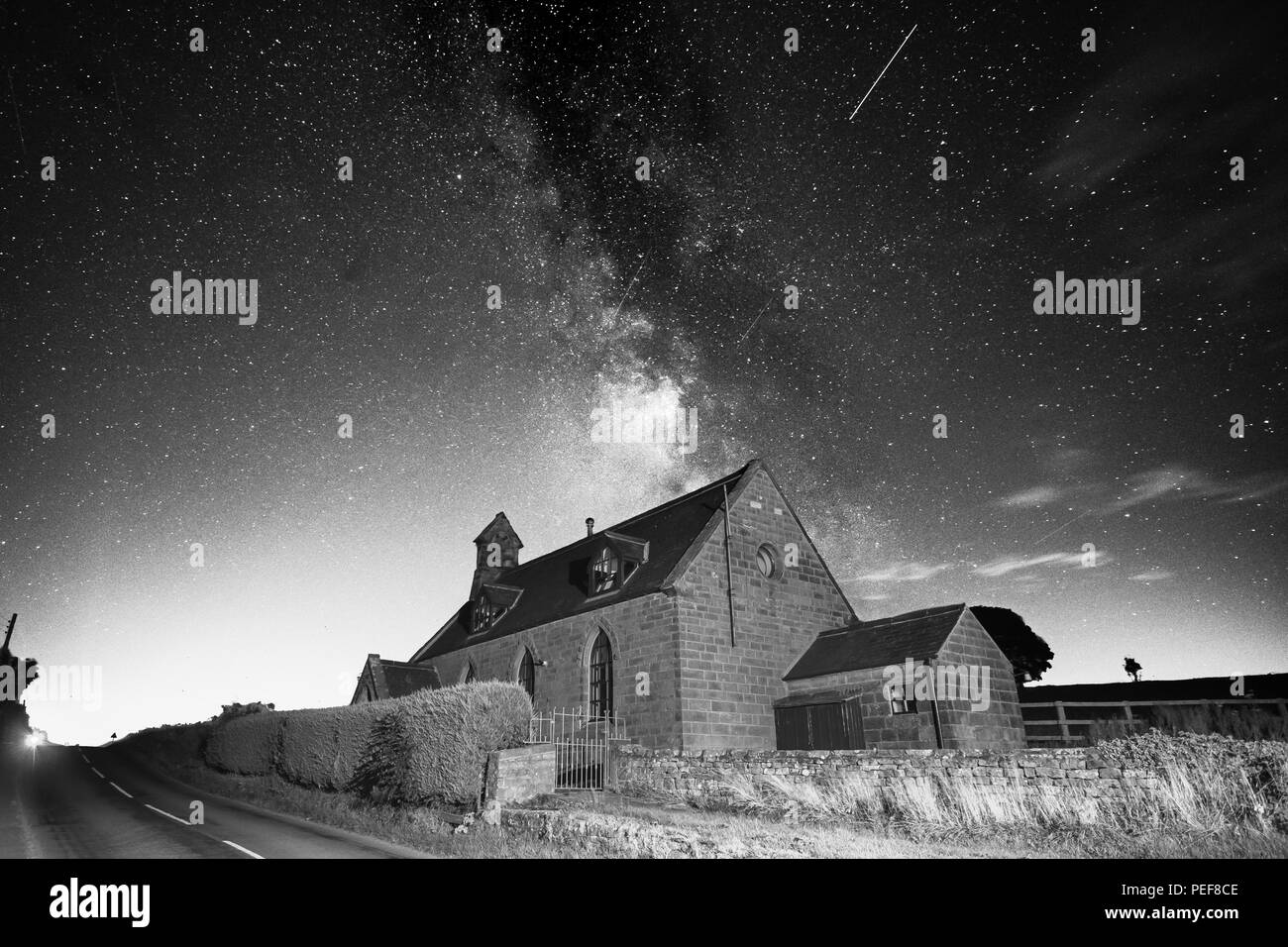 Un sacco di stelle e la magnifica via lattea sopra il cielo scuro paesaggi del nord nello Yorkshire Moors Foto Stock