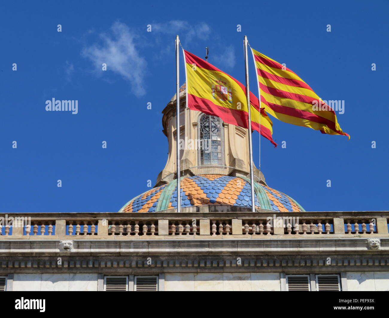 Spagnolo e Catalano battenti bandiere sulla parte superiore del governo spagnolo edificio. Foto Stock