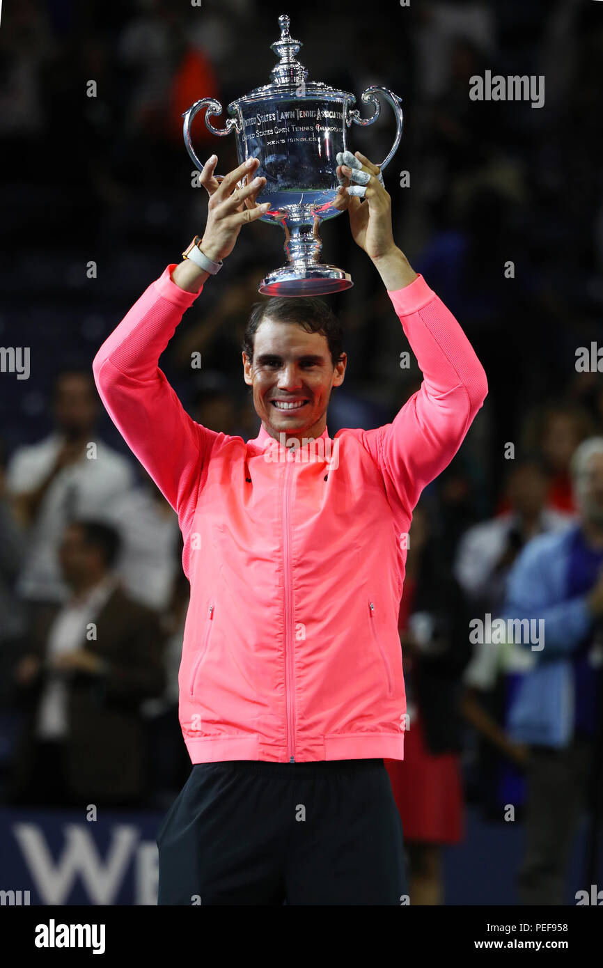 US Open 2017 campione Rafael Nadal di Spagna in posa con noi Trofeo Open durante la presentazione del trofeo dopo la sua partita finale vittoria contro Kevin Andersen Foto Stock