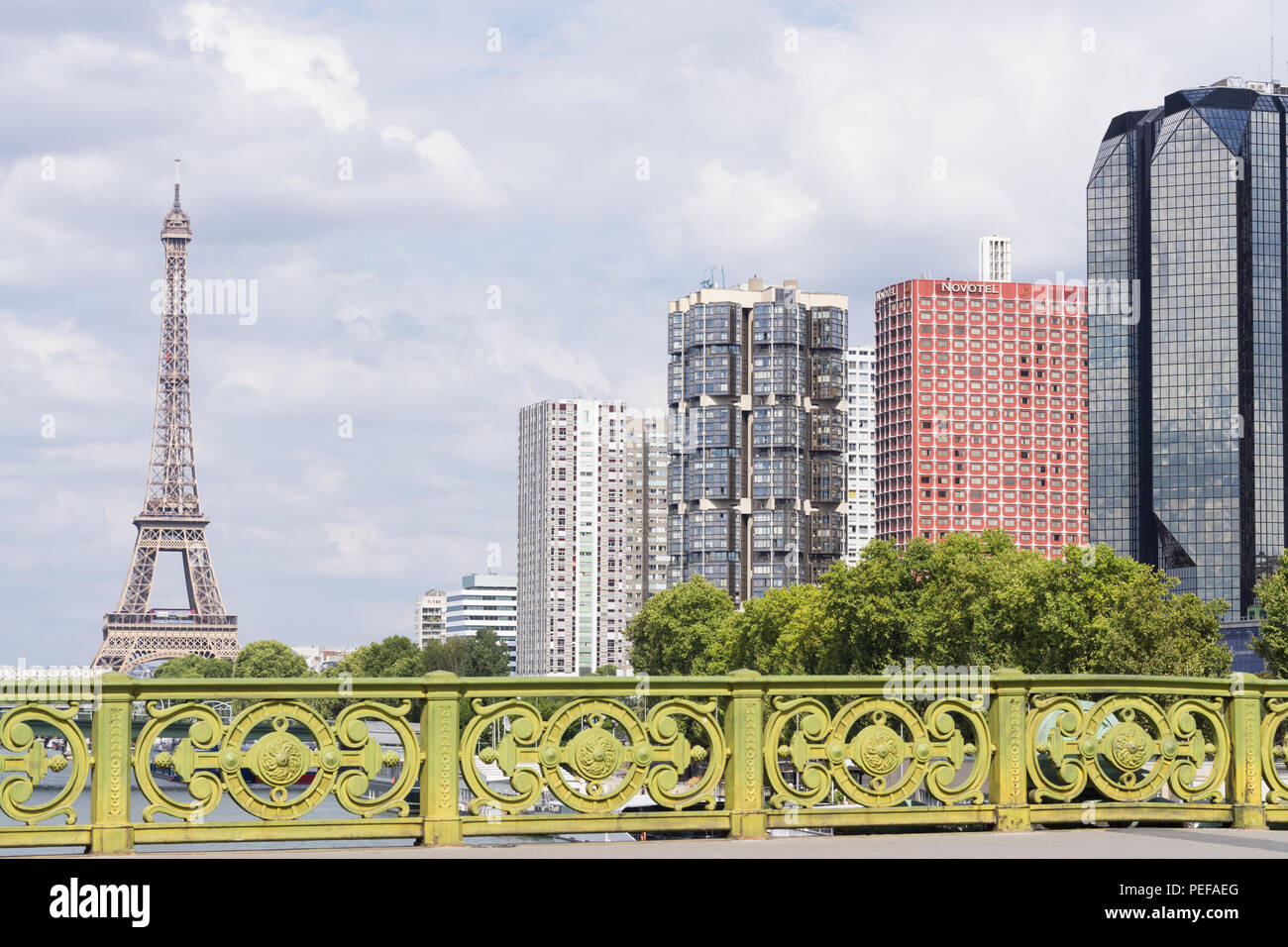La Torre Eiffel e grattacieli residenziali sul Quai de Grenelle visto dal Pont Mirabeau. La Francia. Foto Stock