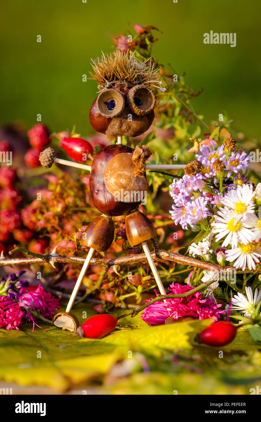 Carino divertente figure composte da autunno frutta e verdura Foto Stock