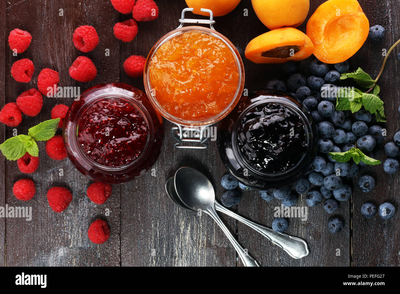 Assortimento di marmellate, bacche stagionali, albicocca, menta e frutti. marmellata o confettura Foto Stock