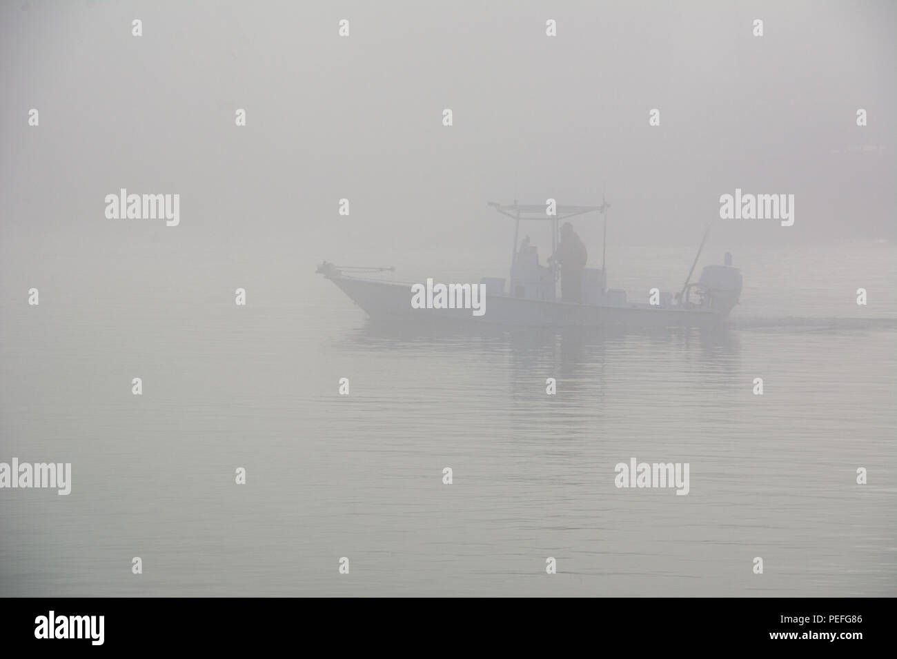 La pesca su una barca jin mare del Texas Gulf Coast presso sunrise Foto Stock