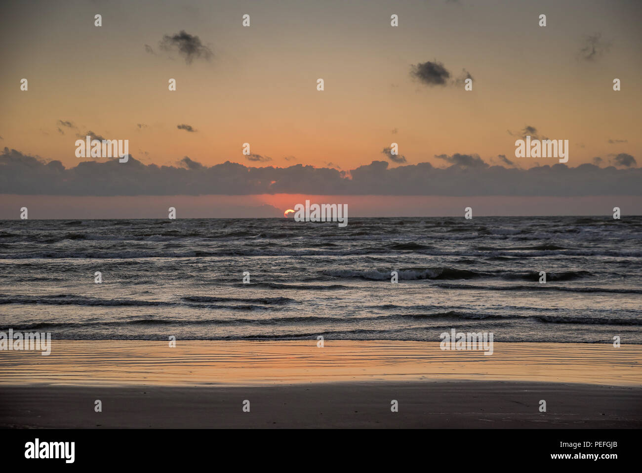 Sulla spiaggia di Texas Gulf Coast presso sunrise Foto Stock