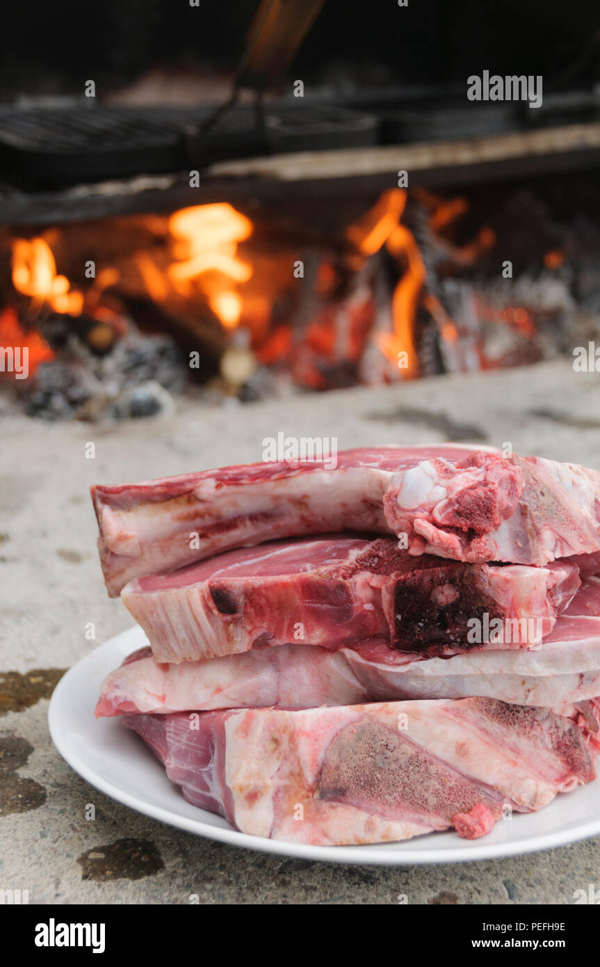 Materie bistecche fiorentina-stile, tipico della Toscana, Italia, pronti per essere cotti nel forno a legna Foto Stock