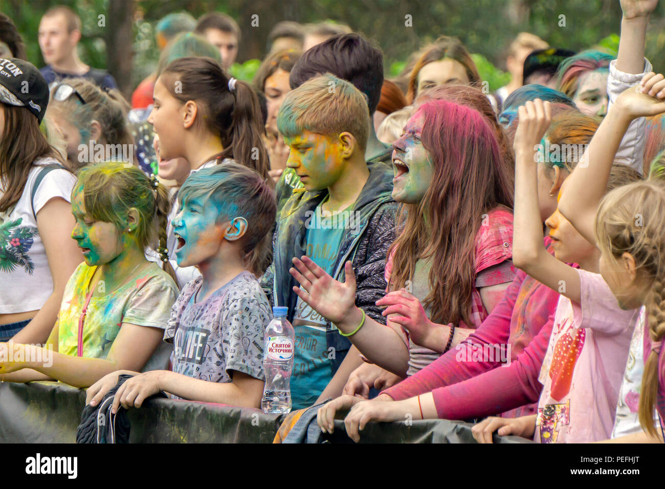 DZERZHINSK, Russia - 19 Maggio 2018: Felice giovani ragazzi celebra la festa di colori e di musica. Facce e capelli decorate con Holi di polvere colorata. Foto Stock