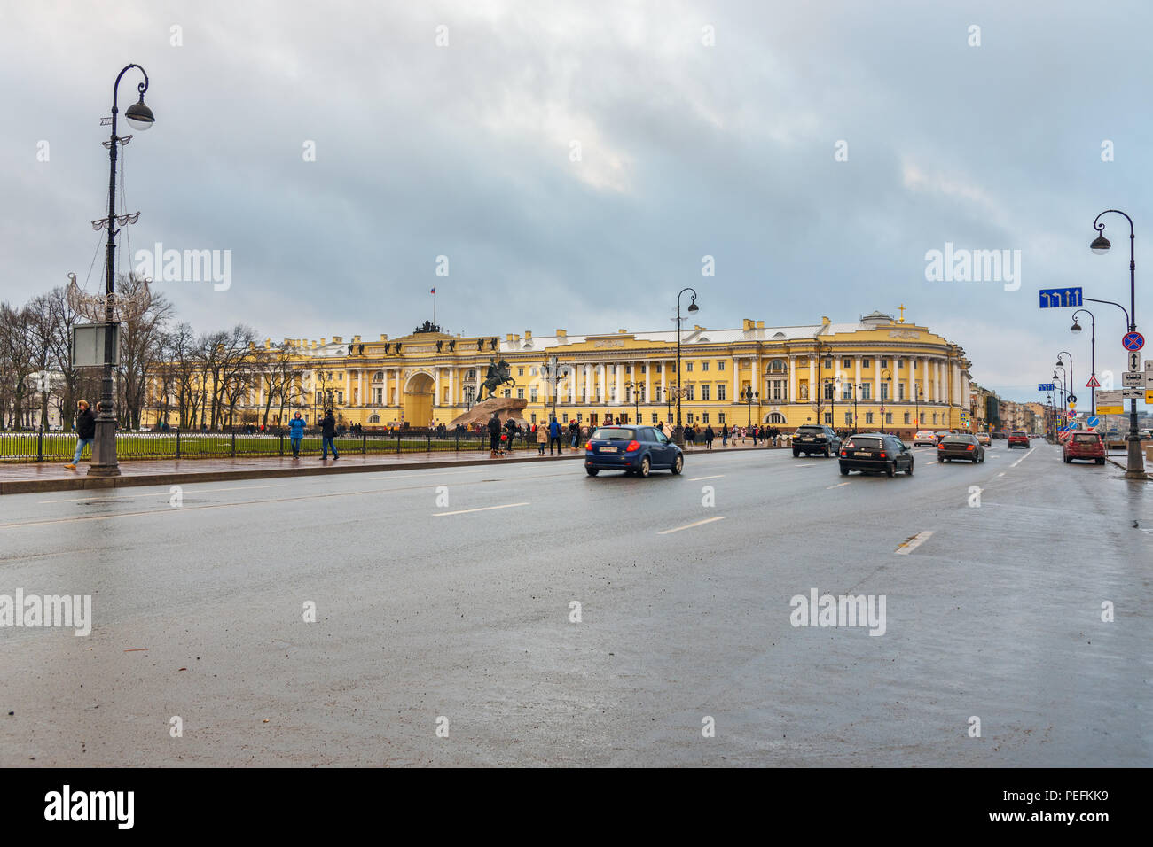 Saint Petersburg, Russia - 2 Gennaio 2018: vista dell'Ammiragliato terrapieno, la Corte Costituzionale e il Cavaliere di bronzo a San Pietroburgo, Russia Foto Stock