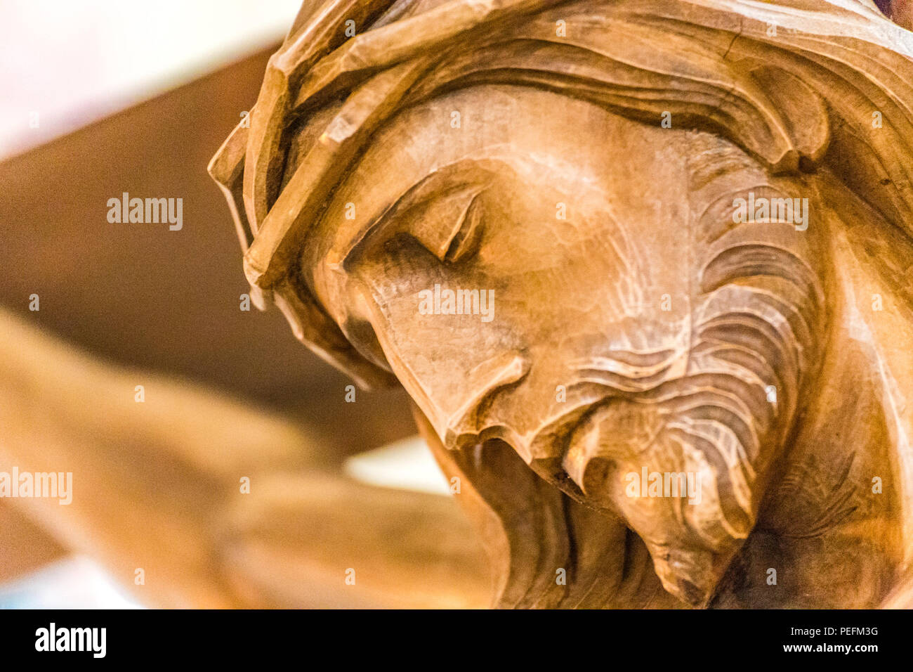 Primo piano della sofferenza di Gesù Cristo crocifisso sulla croce Foto Stock