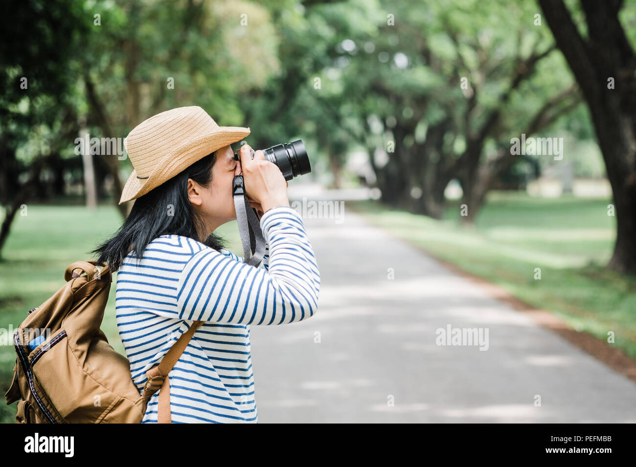 Donna asiatica zaino traveler per scattare una foto quando si viaggia a foresta di pioggia.Holiday Vacation concetto.viaggio stile di vita.Il viaggio da solista Foto Stock