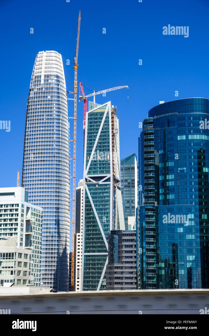 La costruzione dei nuovi grattacieli continua nel centro cittadino di San Francisco sulla sia Salesforce e torre 181 Freemont. Foto Stock