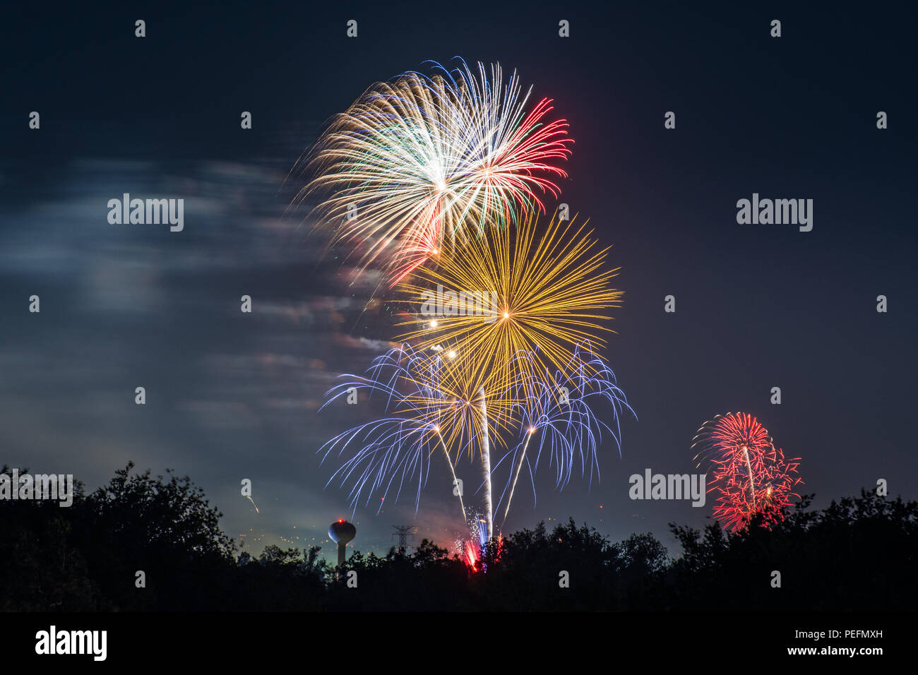 Fuochi d'artificio sono girato oltre il cielo di notte a Cal Expo a Sacramento, in California per il 4 di luglio. Foto Stock