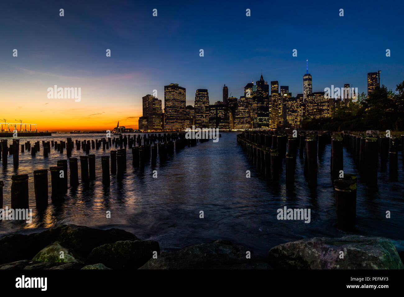 Foto scattata a New York STATI UNITI D'AMERICA, Agosto 2017: New York skyline Cityscape abbassare Manhatten World Trade Center Freedom Tower con Huson River da Brooklyn B Foto Stock