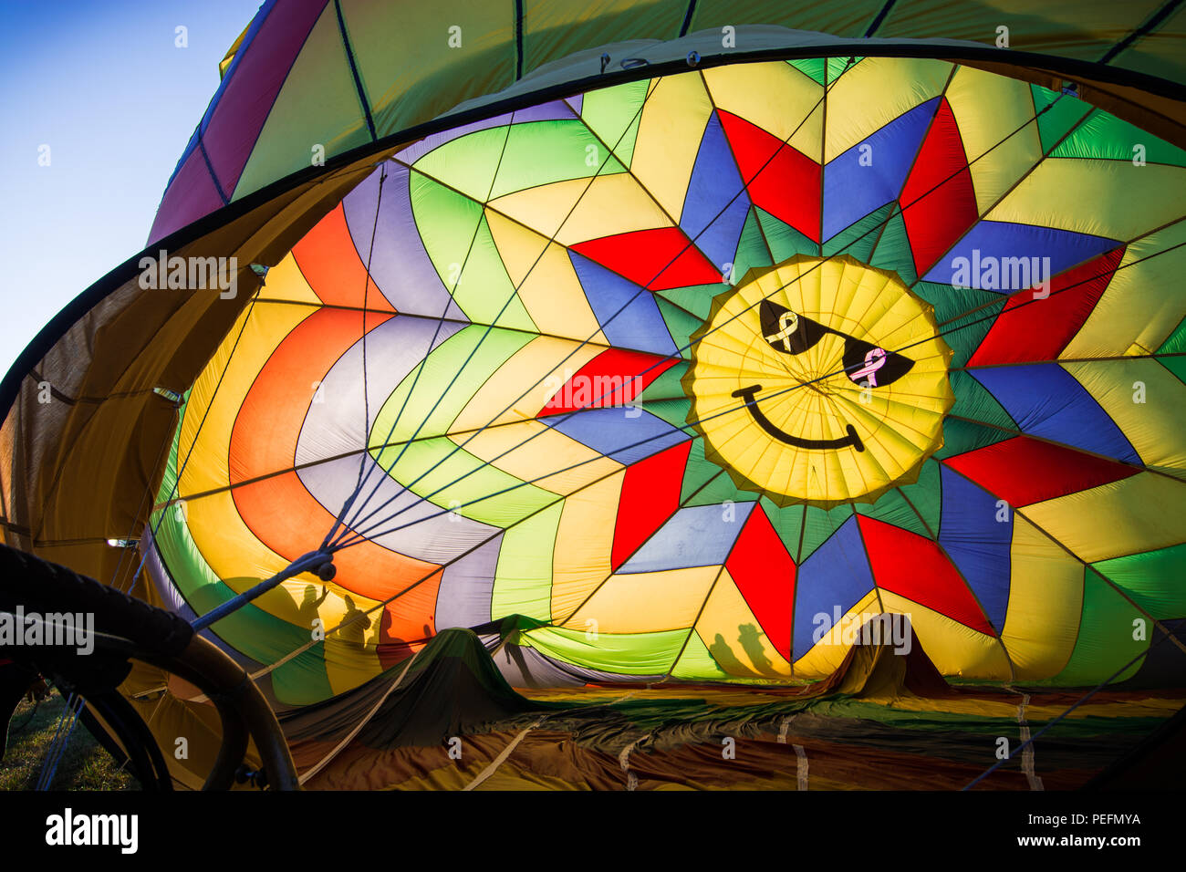 Una mongolfiera con un colorato Smiley face essendo gonfiato poco prima dell inizio della grande Reno gara a palloncino nel 2017. Foto Stock
