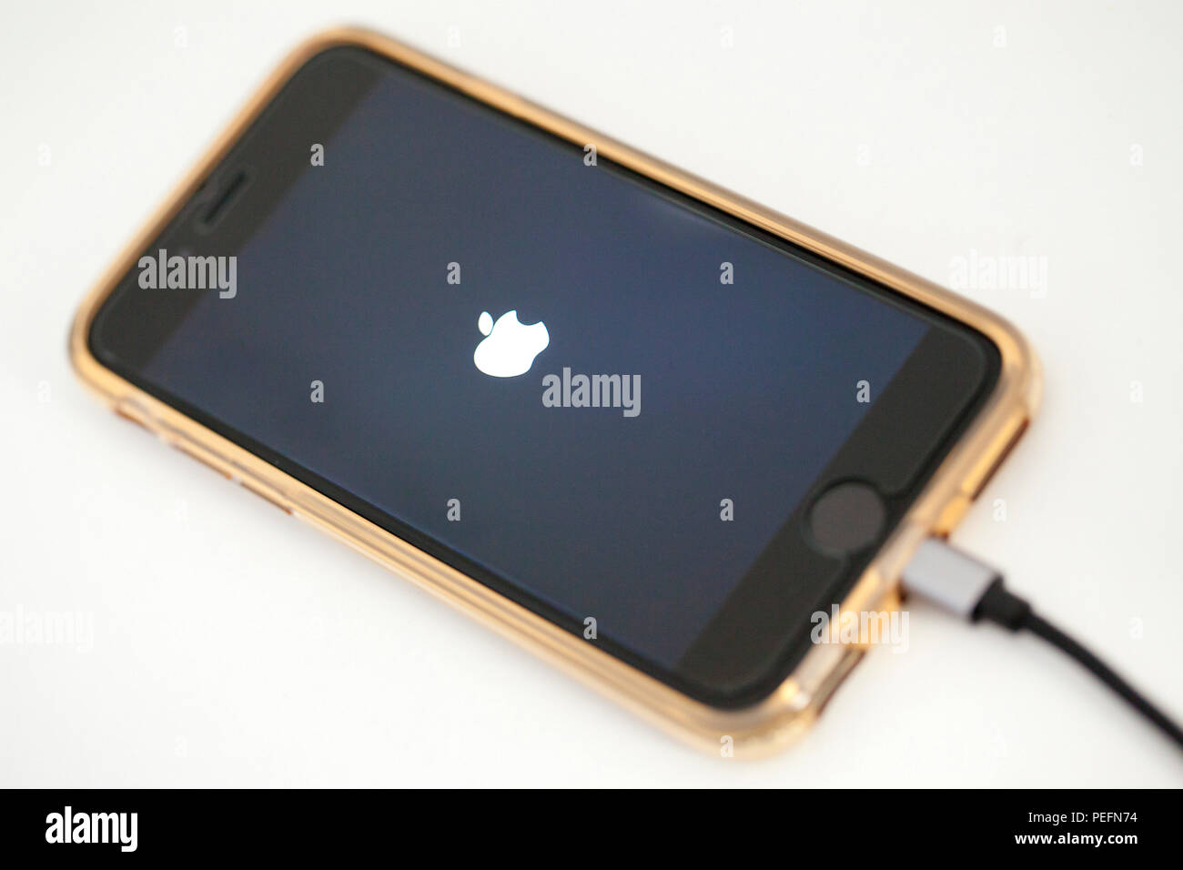 Unboxing nuovo iPhone 6 logo Apple sulla schermata di benvenuto. Nuovo telefono. Foto Stock