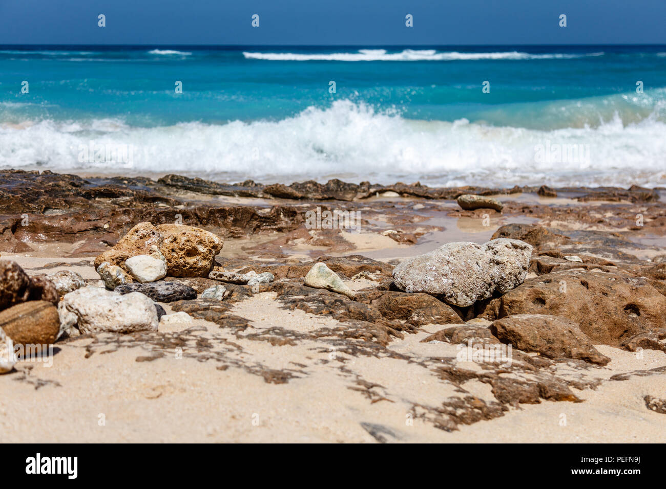 Karma Beach, Ungasan, Bali, Indonesia. L'acqua turchese, rocce, oceano paesaggio. Foto Stock