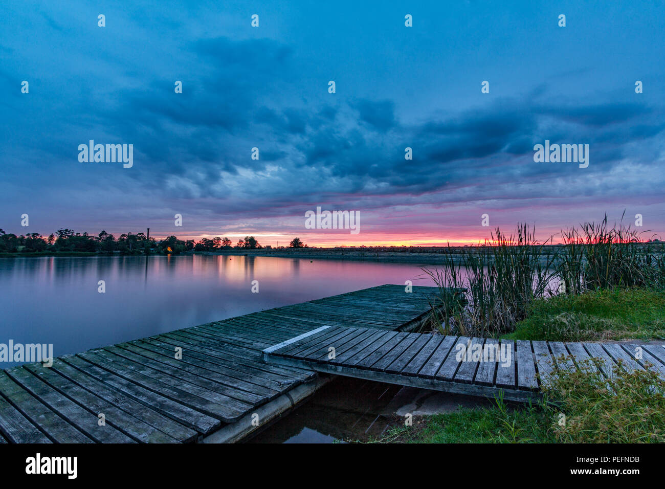 Spettacolare e colorata alba sul lago Foto Stock