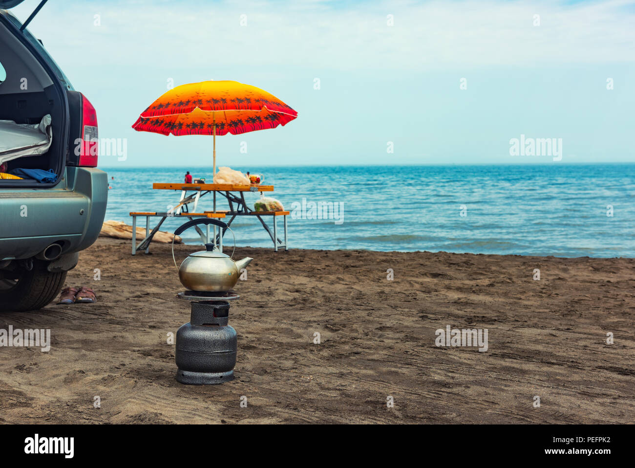 Il tè bollente su una bombola di gas dal mare Foto Stock