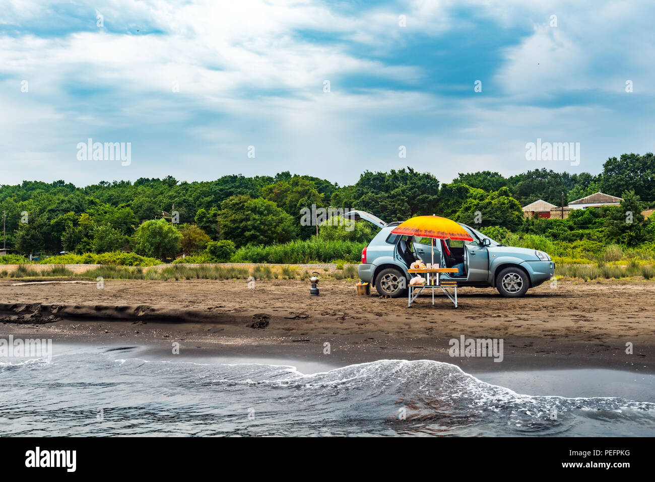 Estate viaggio in auto verso il mare, picnic sulla riva Foto Stock