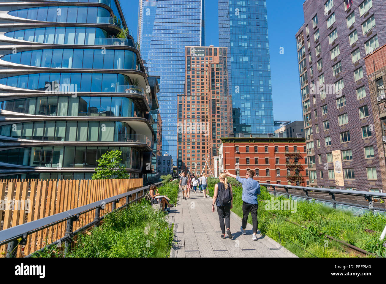 La gente camminare lungo la linea alta in New York Foto Stock