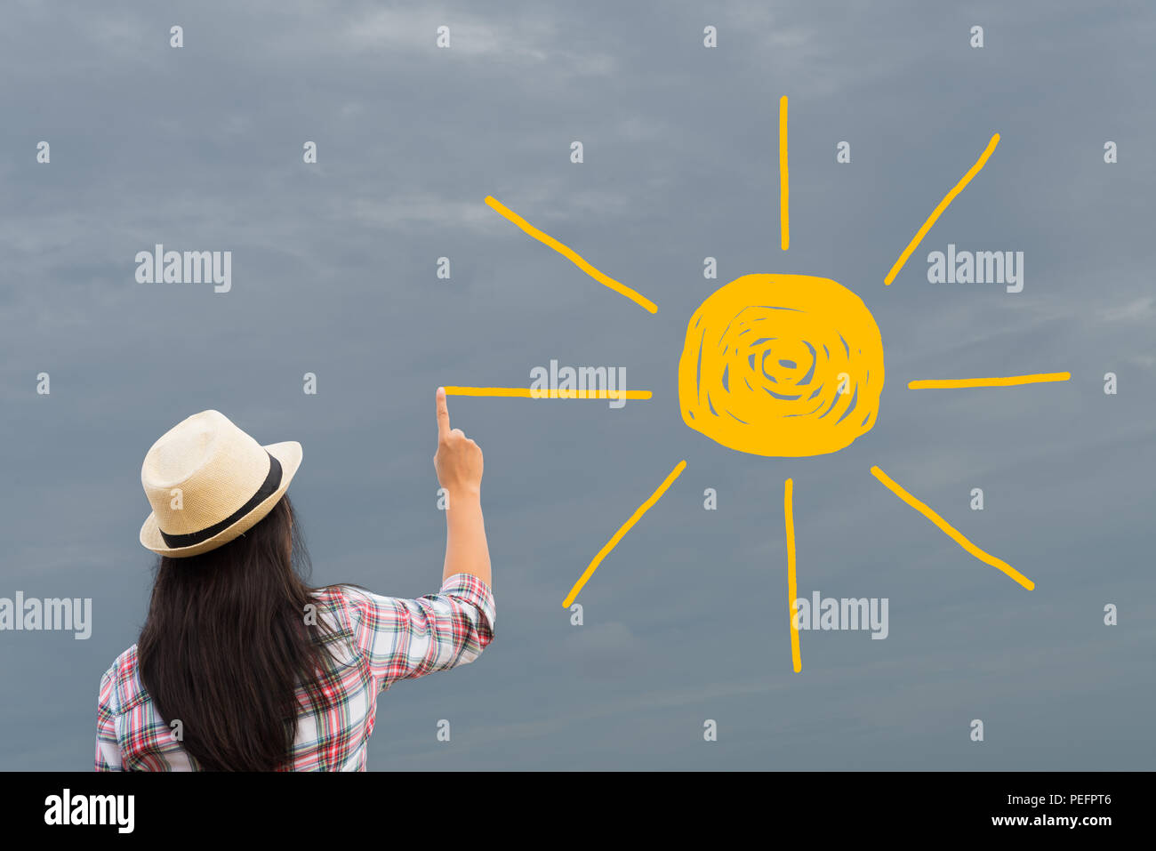 La donna il disegno o la pittura sole sul cielo grigio. bisogno della luce  del sole. cambiare idea Foto stock - Alamy