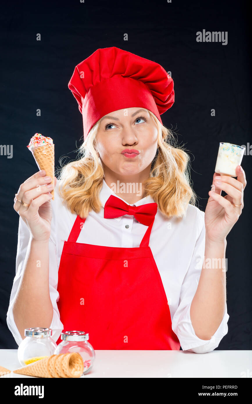 Un cuoco con emozioni sul suo volto i gusti di gelato, che egli stesso ha preparato Foto Stock