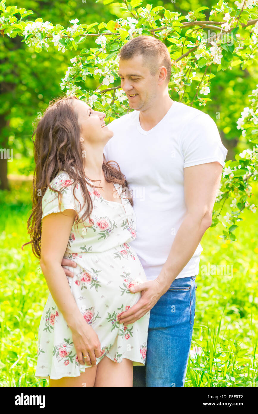 Felice giovani sposi in attesa di un bambino, ritratto nel parco Foto Stock
