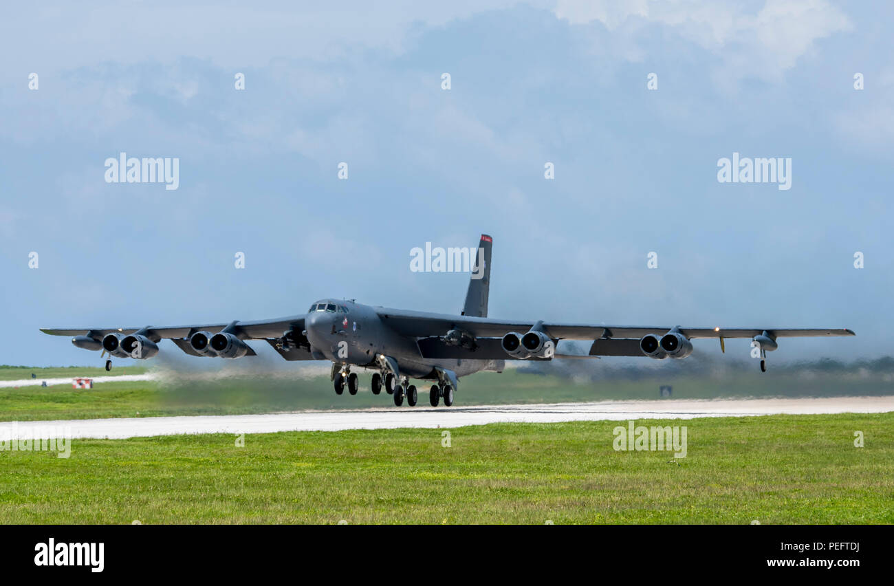 Un U.S. Air Force B-52H Stratofortress bomber decolla da Andersen Air Force Base, Guam, su una sede superiore-diretta bombardiere continua presenza missione a sostegno dell'esercizio Pitch Black 18 in Australia settentrionale il 6 agosto 2018 (HST). Formazione bilaterale tra gli Stati Uniti e gli alleati come Australia aumenta l'interoperabilità e rafforza la nostra lunga di strutture militari partenariati. (U.S. Air Force foto di Airman 1. Classe Christopher quaglie) Foto Stock