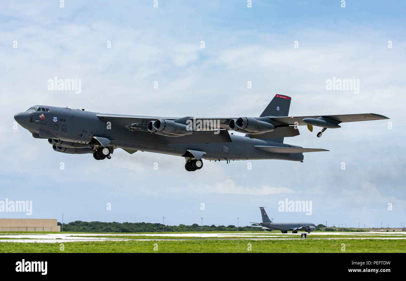 Un U.S. Air Force B-52H Stratofortress bomber decolla da Andersen Air Force Base, Guam, su una sede superiore-diretta bombardiere continua presenza missione a sostegno dell'esercizio Pitch Black 18 in Australia settentrionale il 6 agosto 2018 (HST). Formazione bilaterale tra gli Stati Uniti e gli alleati come Australia aumenta l'interoperabilità e rafforza la nostra lunga di strutture militari partenariati. (U.S. Air Force foto di Airman 1. Classe Christopher quaglie) Foto Stock