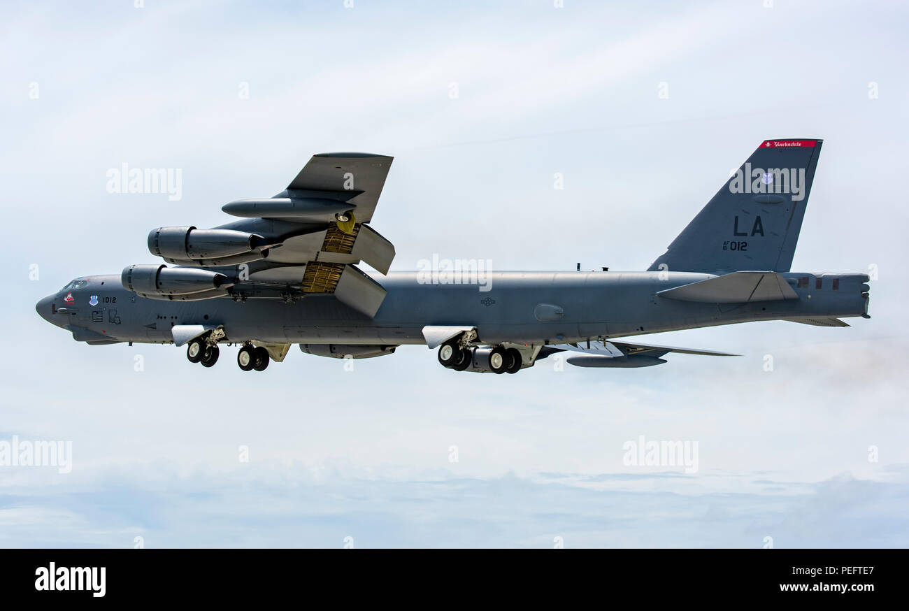 Un U.S. Air Force B-52H Stratofortress bomber decolla da Andersen Air Force Base, Guam, su una sede superiore-diretta bombardiere continua presenza missione a sostegno dell'esercizio Pitch Black 18 in Australia settentrionale il 6 agosto 2018 (HST). Formazione bilaterale tra gli Stati Uniti e gli alleati come Australia aumenta l'interoperabilità e rafforza la nostra lunga di strutture militari partenariati. (U.S. Air Force foto di Airman 1. Classe Christopher quaglie) Foto Stock