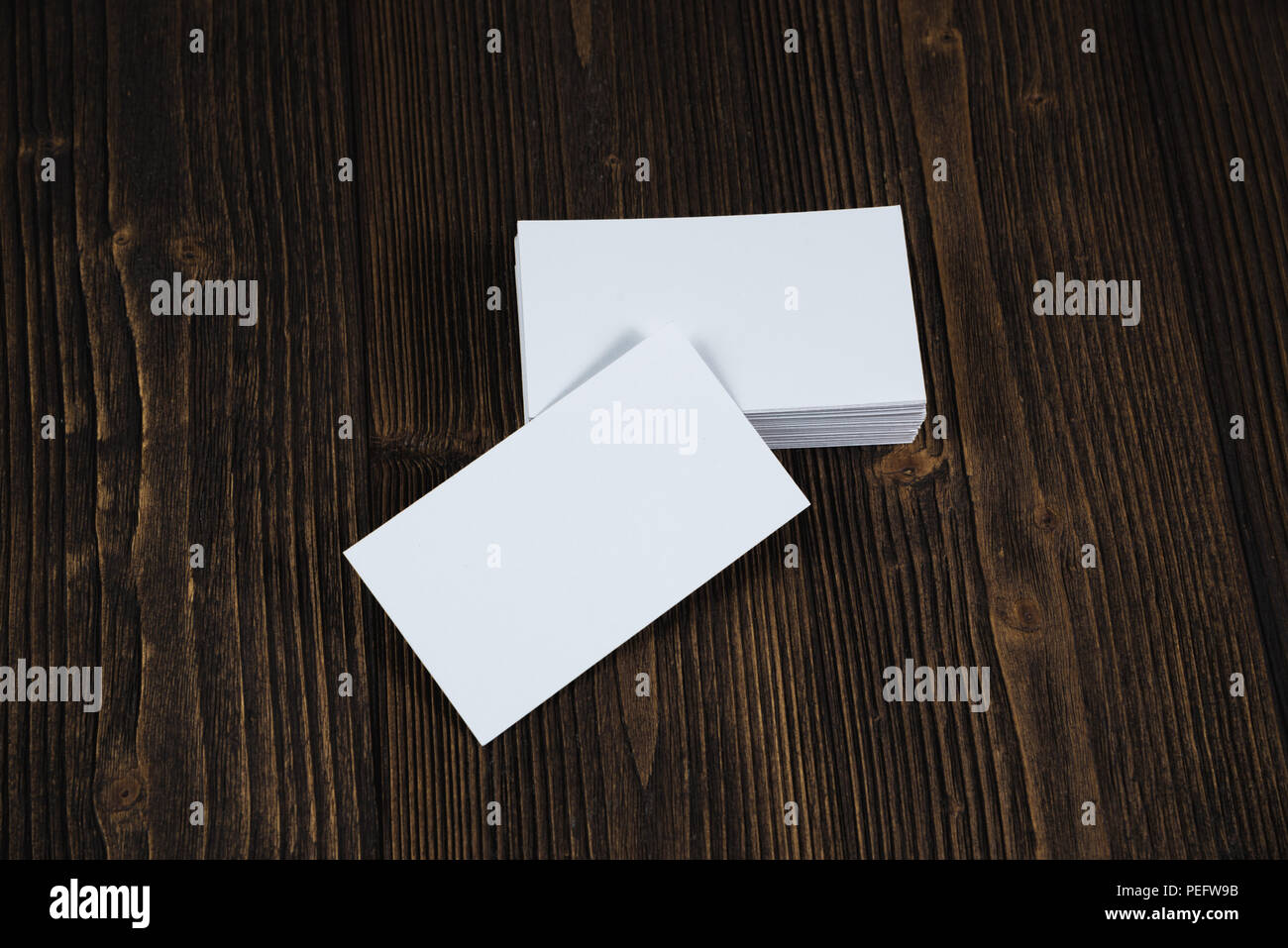 Blank business cards su legno tavolo di lavoro con copia spazio per aggiungere testo ID. e un logo azienda concept idea. Foto Stock