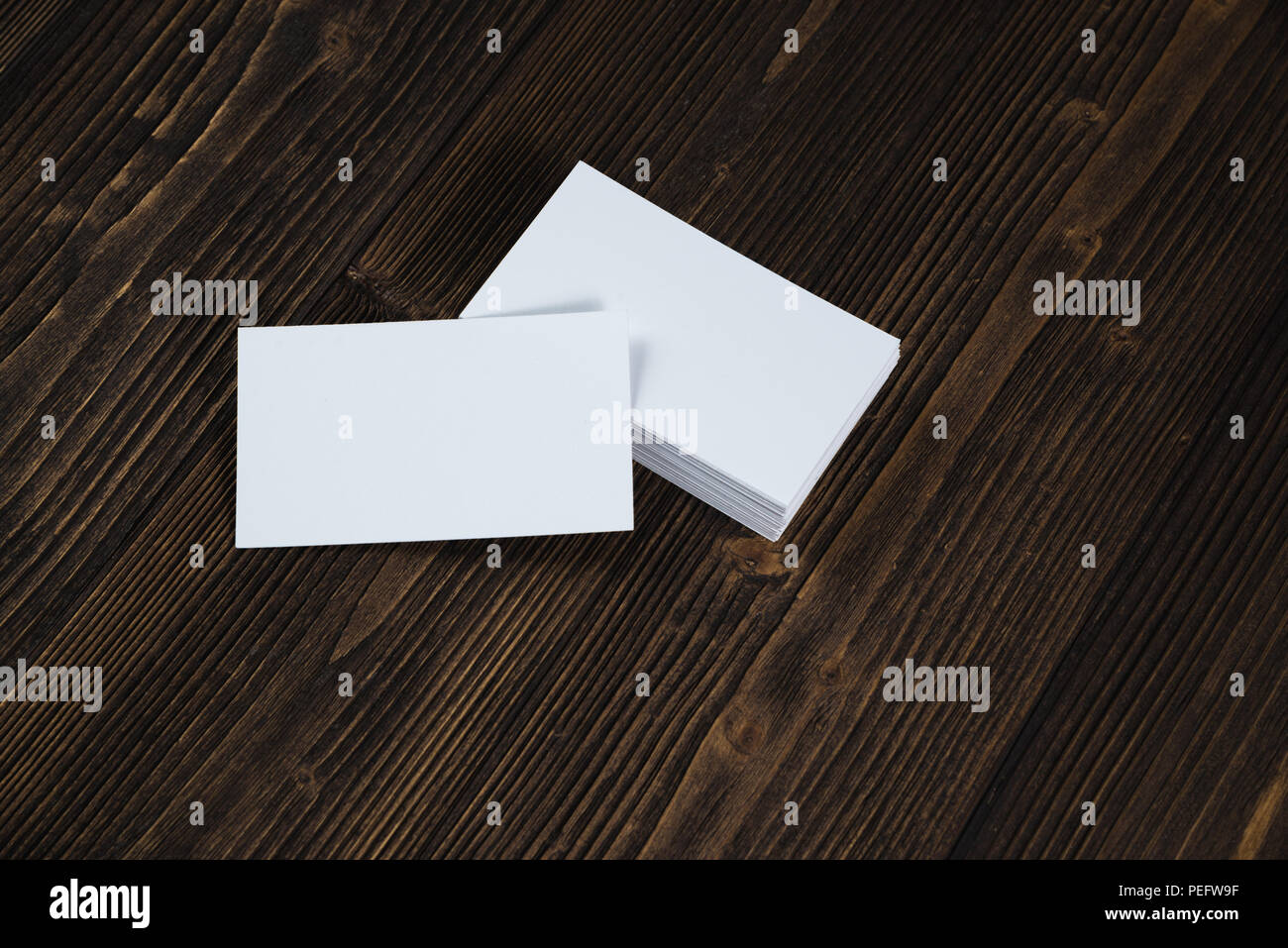 Blank business cards su legno tavolo di lavoro con copia spazio per aggiungere testo ID. e un logo azienda concept idea. Foto Stock
