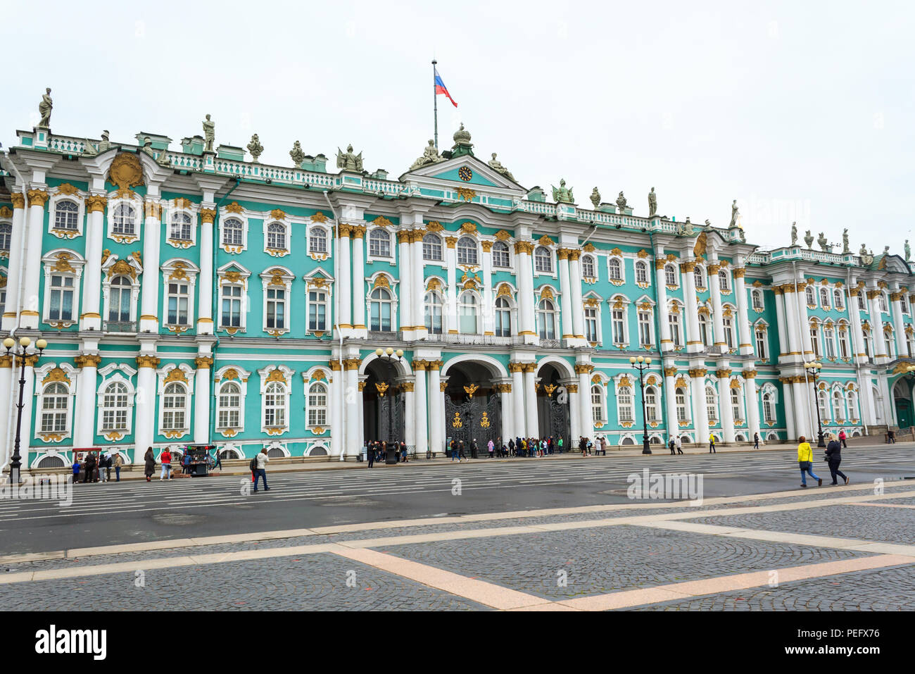 I turisti di visitare Palazzo d'inverno, Museo Hermitage di San Pietroburgo, Russia. Foto Stock