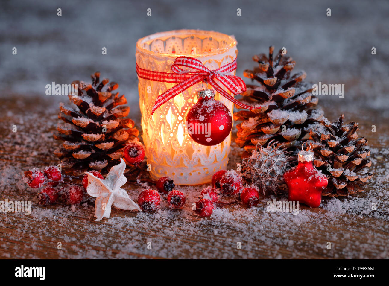 Avvento Avvento decorazione, tempo di Avvento, nastro, bacche, Deko, decorazione, gelo, tappo di pino, nastro di incarto, vetro, candela, Candle-light, palla, lanterna Foto Stock