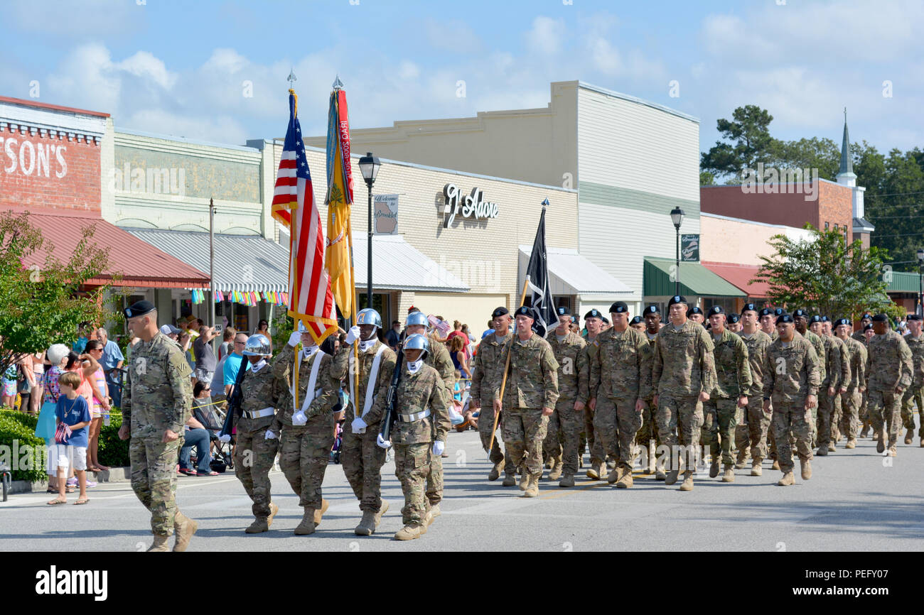 Soldati del primo battaglione, 64th Armor reggimento hanno marciato in Brooklet Festival di arachidi in Brooklet, Ga., e il agosto 16. Il ventiseiesimo festival annuale incluso un 5k gara, parade, rallentare il trattore gara, arti e mestieri fornitori, una strada di danza e intrattenimento dal vivo, che comprendevano i membri della terza divisione di fanteria Band. Foto Stock