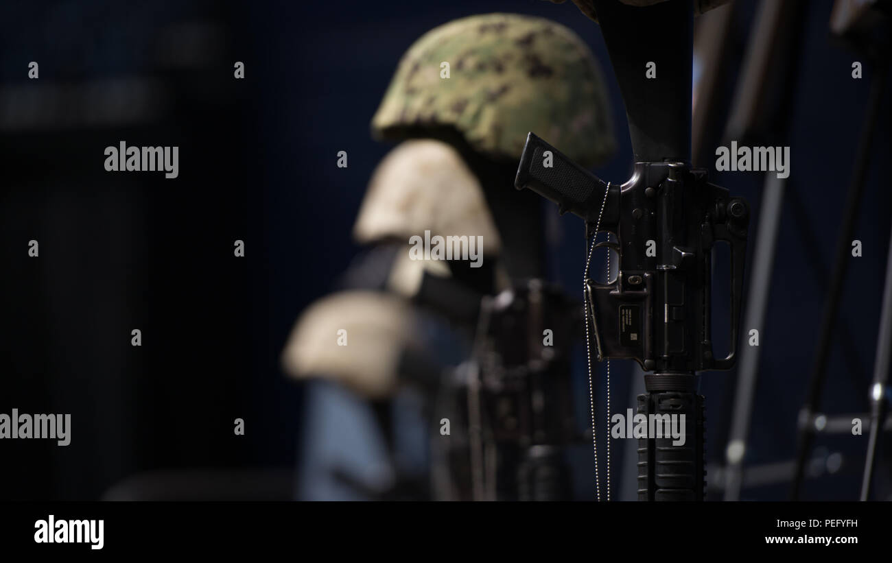 Battaglia croci sono montati sul palco dell'Arena McKenzie presso la University of Tennessee a Chattanooga, Agosto 15. La battaglia le croci sono sostituzioni simboliche per le croci per i membri del servizio che sono caduti nella linea del dazio. Quattro Marines e un marinaio morto nel corso di una sparatoria a Chattanooga, Tennessee, 16 luglio 2015. Foto Stock