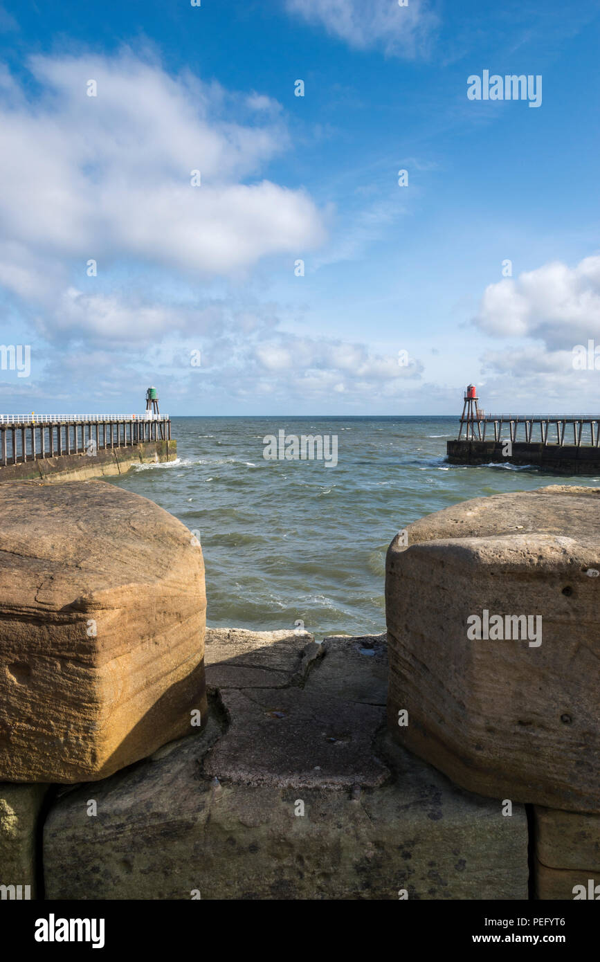 Fine dell Occidente e Oriente piloni alla bocca del porto, Whitby, North Yorkshire, Inghilterra. Foto Stock