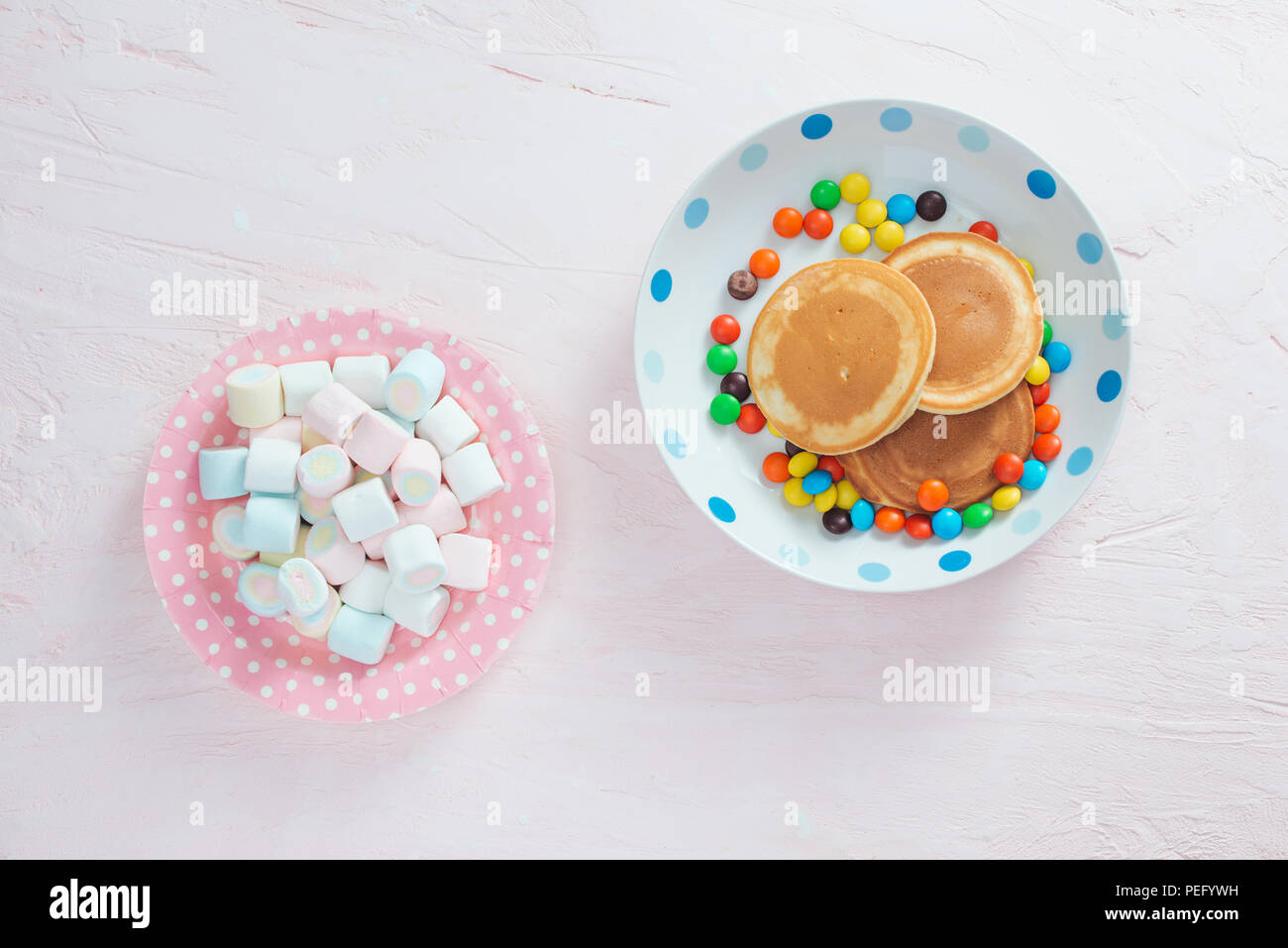 Colazione creativo per bambini su sfondo bianco, vista dall'alto Foto Stock