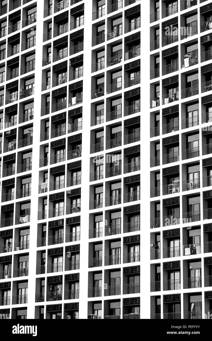 Un edificio alto condominio per vivere a Bangkok, in Thailandia. In bianco e nero il filtro. Foto Stock